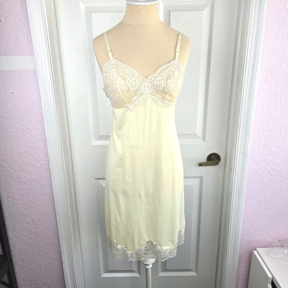 Van Raalte Vtg Pale Yellow Full Slip Nylon Lace Size 32 Nightgown‎ Lingerie USA